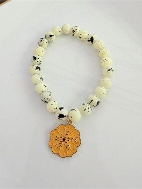 Gold Floral Charm Cream & Black Speckled Bead Stretch Bracelet